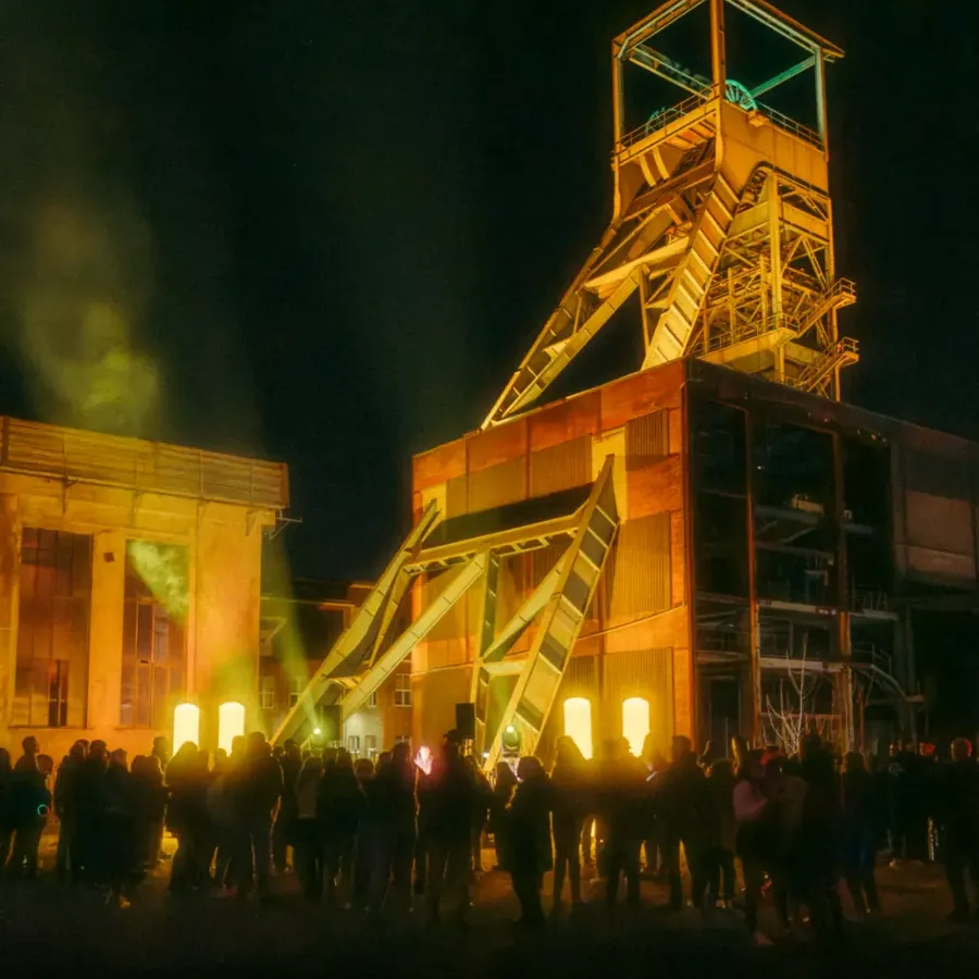 CARSTN invites am beleuchteten Förderturm des Erlebnisorts Reden